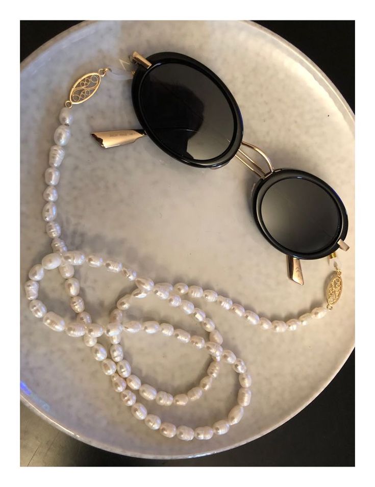 CHAINES DE LUNETTE PERLES BLANCHE