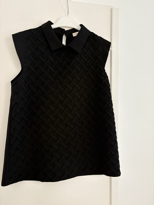 HAUT AVEC MOTIFS GEOMETRIQUE